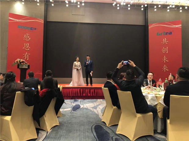 主持人.jpg 主持人.jpg